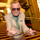 Imagen para el artículo titulado ¿Quién ganaría en un combate entre Batman y Superman? Stan Lee responde
